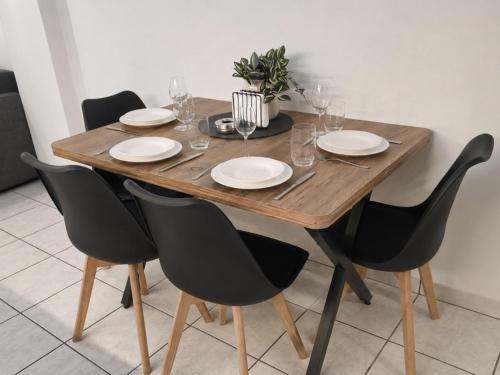 MARIE PATRASSO - Minimal apartment in the center of Patras