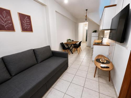MARIE PATRASSO - Minimal apartment in the center of Patras