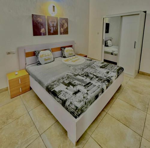 a bedroom with a large bed in a room at Résidence La Rose des Vents in Cotonou
