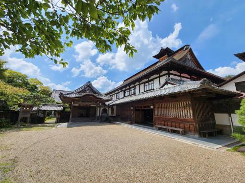 an old building with a large driveway in front of it at Chikurinin Gunpoen in Yoshino