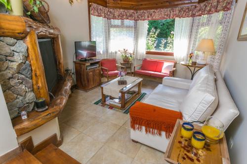 a living room with a couch and a tv at El lugar de la Flor in San Carlos de Bariloche