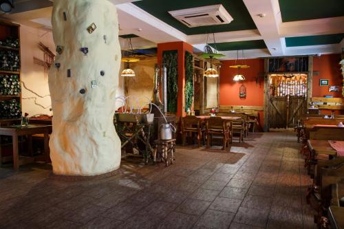 a tree in the middle of a restaurant with tables at Koshkin Dom in Myshkin