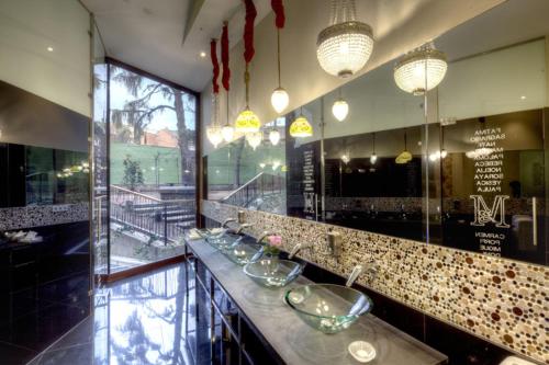 une salle de bains avec des lavabos et des miroirs dans un restaurant dans l'établissement Hotel Spa Ciudad de Astorga By PortBlue Boutique, à Astorga