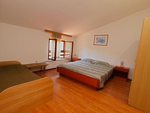 1 Schlafzimmer mit 2 Betten und Holzboden in der Unterkunft Apartments Centar 424 in Medulin