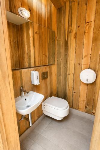 a bathroom with a toilet and a sink at La Ballenera Lodge in Guaquen