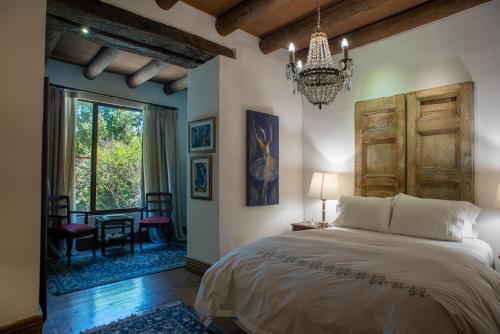 a bedroom with a bed and a chandelier at Cruz de Triana in Rancagua