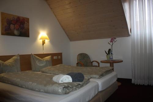 Tempat tidur dalam kamar di Landhotel Garni am Mühlenwörth