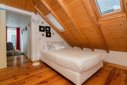 Attic Apartment with Balcony in Bairro Alto