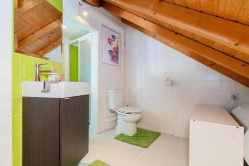 Attic Apartment with Balcony in Bairro Alto