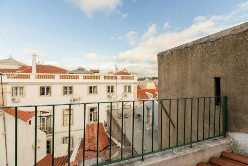 Attic Apartment with Balcony in Bairro Alto
