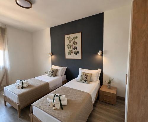 a hotel room with two beds at Il Rovo Rooms in Porto Torres