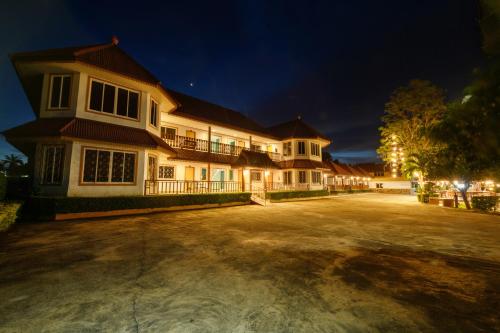 a large house at night with a driveway at Reaunnapa Resort in Ban Nong Kham