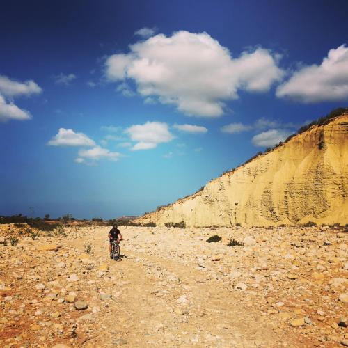 a person riding a bike on a dirt road at Auberge De La Plage in Sidi Kaouki