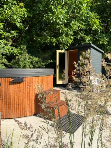 a garden with a shed and a table and chairs at Rezi Pava in Pava