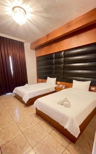 a hotel room with two beds in a room at فندق الخيال الكبير in Zahlé