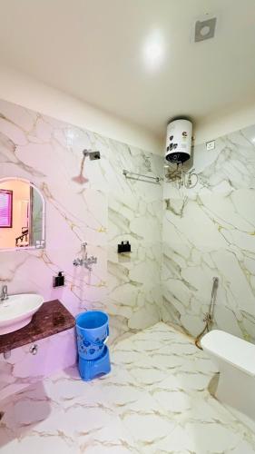a bathroom with a pink and white marble wall at Hotel Singh Palace in Varanasi
