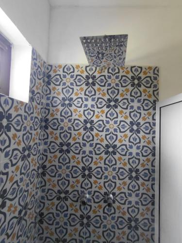 a room with a wall with a tiled wall at Finca Itaca in San Esteban Tizatlán