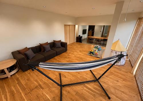 a hammock in the middle of a living room at 四方宿 in Hokuto