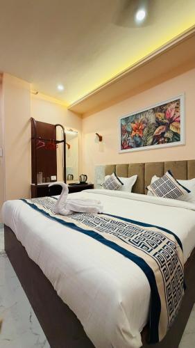 a large bed in a hotel room with a large bed at Hotel Singh Palace in Varanasi
