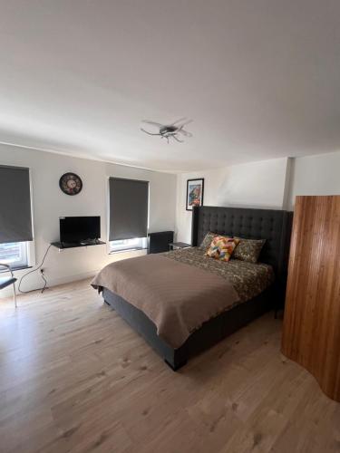 ein Schlafzimmer mit Bett und Deckenventilator in der Unterkunft Studio CENTRAL 156 in Boussu