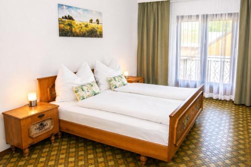 a hotel room with a bed and a window at Gasthaus Zum Stampf in Strass im Attergau