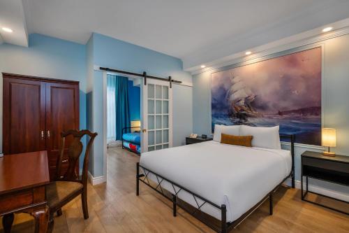 ein Schlafzimmer mit einem weißen Bett und einem Klavier in der Unterkunft Hotel Brossard, an Ascend Collection Hotel in Brossard