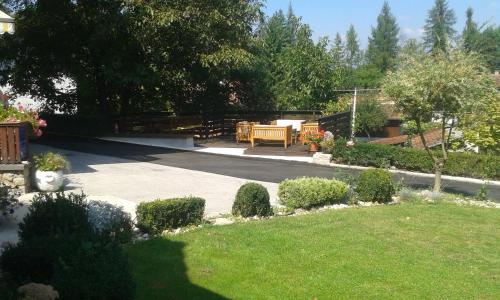 Κήπος έξω από το Apartments and Rooms Štefanac