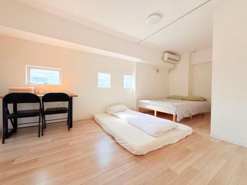 Shinjuku Kabuki Youth Hostel#New Sunshine Room#50 second walk from Higashi Shinjuku subway#Automatic locking door at entrance#新宿1