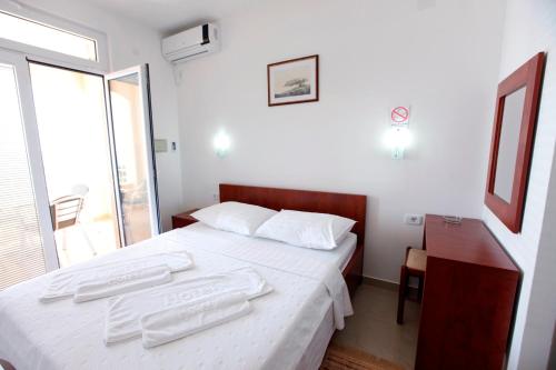 Фотография из галереи Apartments Baron в Свети-Стефане