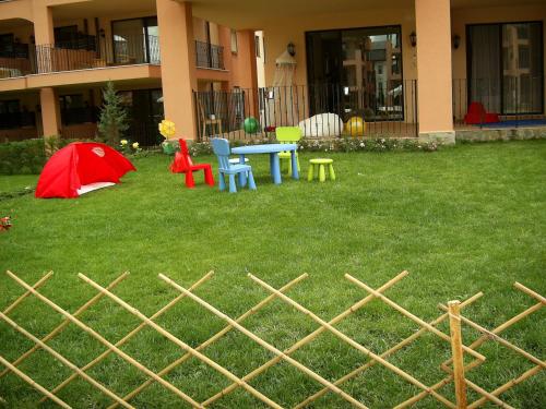 a yard with a table and chairs and a tent at Kaliakria Resort in Topola