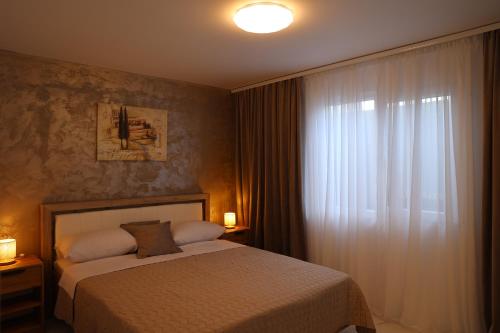 a hotel room with a bed and a window at Elegant City Home-Free Parking in Timişoara