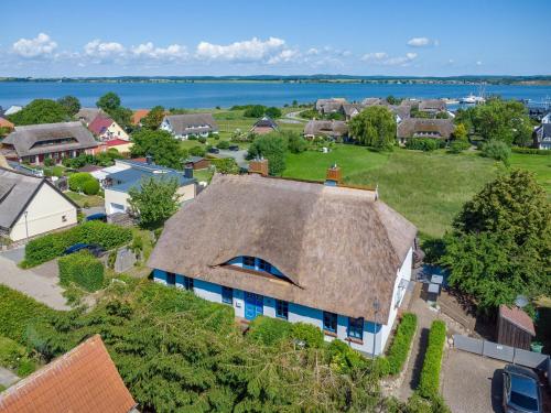 an overhead view of a house with a roof at Reethaus Zickersche Berge - WG 02 mit Kamin und Terrasse in Gager