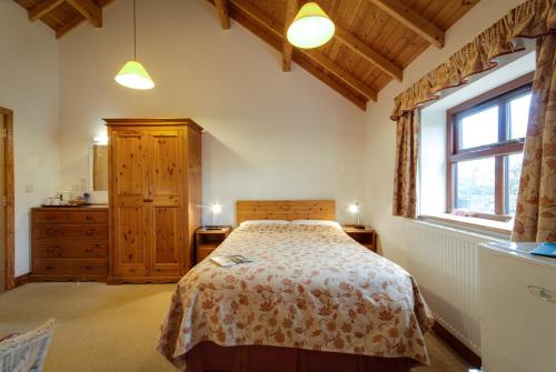 1 dormitorio con cama y ventana en Parr Hall Farm, Eccleston en Chorley