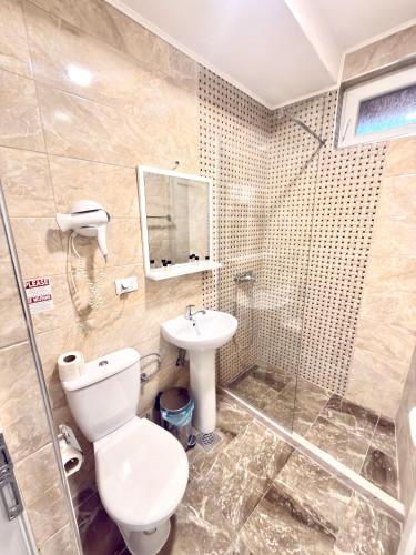 ein Badezimmer mit Toilette, Waschbecken und Dusche in der Unterkunft Hotel Lagadin in Ohrid