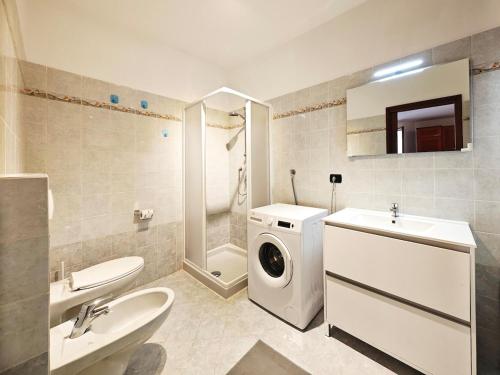 a bathroom with a washing machine and a washer at Route 600 in Intra