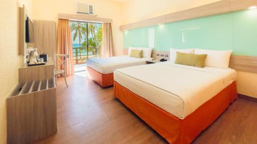 Llit o llits en una habitació de Microtel by Wyndham Boracay