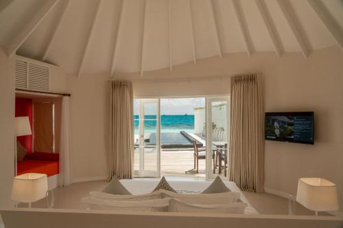 Sun Siyam Vilu Reef - 24 Hours All-Inclusive Dine-Around with Complimentary Return Trip — Pool view