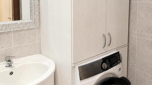 ein Badezimmer mit Waschbecken und Waschmaschine in der Unterkunft Dimora Morge in Policoro