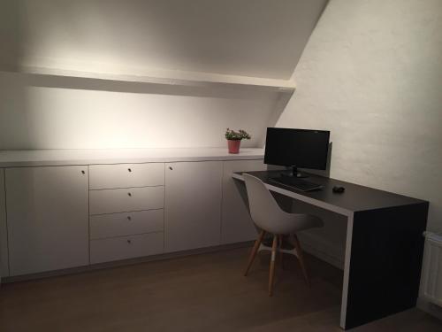 pokój z biurkiem, komputerem i krzesłem w obiekcie B-Square w Brugii