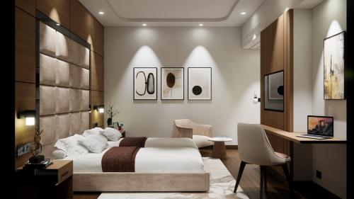 ein Hotelzimmer mit einem Bett und einem Schreibtisch in der Unterkunft Ginger Siwan in Siwān
