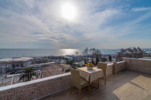 balcón con mesa, sillas y vistas al océano en Sultanahmet inn Hotel, en Estambul