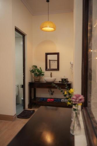 a bathroom with a sink and a mirror and a sink at Tan Ca Home & Studio Ninh Bình in Kỳ Vĩ