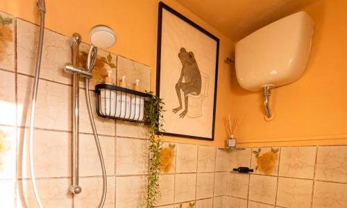 a bathroom with a shower and a picture of a cat on the wall at Casa vacanza 'Note di mare' in Torvaianica