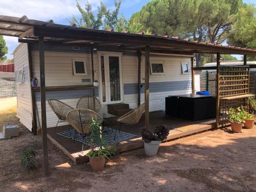 awning over a porch of a tiny house at Mobilhome à Fréjus à 15 minute de la mer sur terrain indépendant in Fréjus