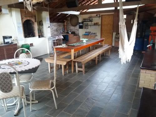 uma sala de jantar com mesa e cadeiras em Pousada Querência em Alto Caparaó