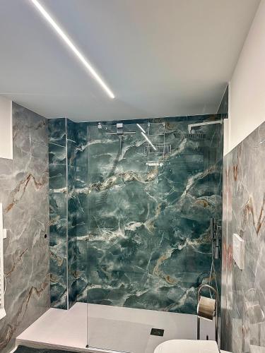 a bathroom with a green marble wall at Villa Olimpia in Civitavecchia