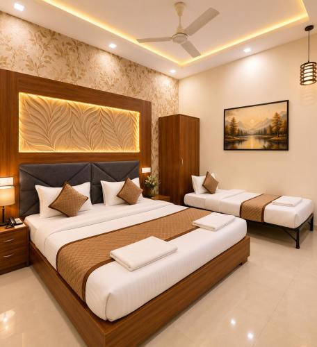 zwei Betten in einem Hotelzimmer mit zwei Betten in der Unterkunft Hotel Woodlark Square Zirakpur Chandigarh # Family Hotel # Property of the Year in Chandīgarh