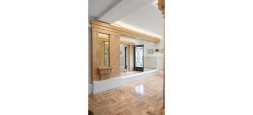 a hallway with wooden flooring and a window at Doux Pavillon - La Palmeraie in Nice