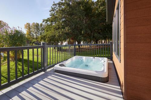 Beryl Lodge with Hot Tub photo 22