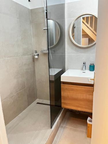 a bathroom with a shower and a sink at Azuri Lodge Piscine Privée Marina Golf in Saint-François